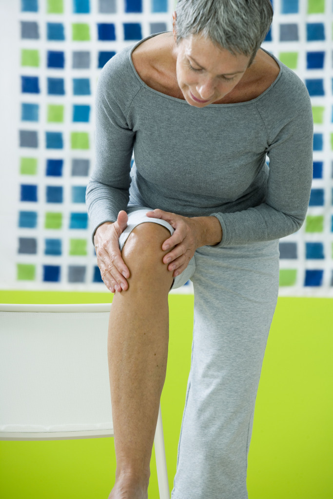 A woman experiencing knee pain